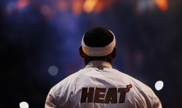 体育足彩网：威少重返丹佛引爆MVP呼声，掘金主场惊现火箭球衣致敬浪潮