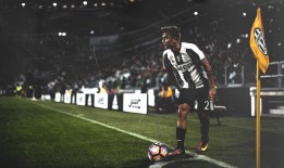 足彩网|武汉与申花激战绿茵场，姆比亚反戈旧主显锋芒，巴索戈阿德里安替补策动变局